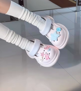 รองเท้าแตะผู้หญิง เสริมส้น วัสดุ EVA ส้นสูง 5cm หัวมน แต่งสายคาดปรับรัดส้นได้ มีรูระบายอากาศ พื้นรองเท้าถอดซักได้ สีพื้นมินิมอล กันลื่น ระบายอากาศดี รองเท้า clog #sy196