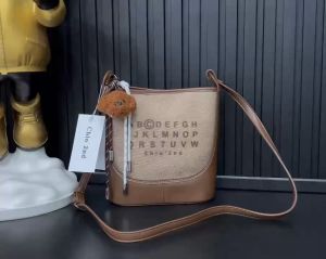 túi đeo chéo nữ chi2o kèm charm size :24cm*11cm*25cm