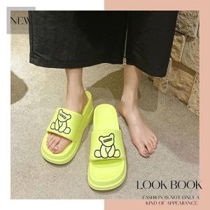 NQshop ห้ามพลาด รองเท้าแตะเสริมส้นแฟชั่น แต่งการ์ตูนน้องหมีสุดน่ารัก สีสวยตะมิตะมิ สาวๆสายหวานถูกใจสิ่งนี้ มีหลายสี ชอบสีไหนรีบจิ้มเลย ของหมดไวมากแม่ คุ้มค่าคุ้มราคามาก