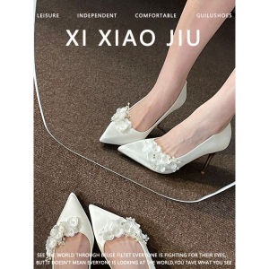 รองเท้าแต่งงานสีขาว 2025 สำหรับผู้หญิง รองเท้าแต่งงานแบบสวม 2 ทาง ไม่ลื่น ด้านในทำจากหนัง หัวแหลม ปักลายดอกไม้ รองเท้าส้นสูง