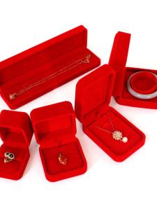 กล่องใส่เครื่องประดับเพชรเนื้อผ้ากำมะหยี่สีแดงขนาดเล็กสำหรับการขอแต่งงานและงานแต่งงาน กล่องใส่แหวน กล่องใส่จี้ เครื่องประดับแฟชั่น