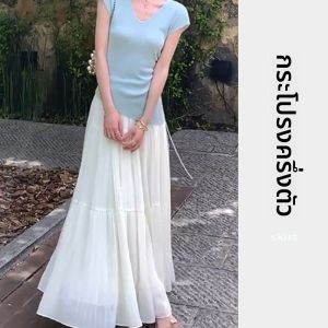 YUEZHONGWEI | เสื้อยืดแขนสั้นผ้าไหมน้ำแข็งสีฟ้าคอวีทรงสลิมฟิตสำหรับผู้หญิงในช่วงฤดูร้อน เสื้อตัวบนทรงเข้ารูปแบบสั้น