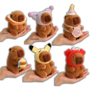 12 ซม.Capybara จี้ขนาดเล็กจําลอง Capibara Plushies อะนิเมะของเล่น Pikachu กระต่ายแมวหมวกตุ๊กตาตุ๊กตาสัตว์ของขวัญ