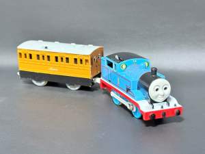 (รหัส T81) Tomy Plarail รถไฟโทมัส สีฟ้า Thomas #1 พร้อม พ่วงเสียง (มือสอง)