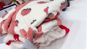 ชุดพีชหนาสำหรับฤดูหนาว ชุดนอนผู้หญิงที่มีความอบอุ่น และออกแบบให้สวมใส่คู่กับคาร์ดิแกนได้