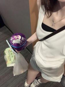 เสื้อกั๊กแขนกุดสีขาวสำหรับผู้หญิง ฤดูร้อน หลวมๆ สไตล์สตรีท ใส่กลางแจ้ง ไม่มีแขน คอกลม ทรงหลวมๆ แฟชั่นสปอร์ต