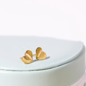 Chow Sang Sang 周生生 999 24K Gold Heart-shaped Dainty Stud Earrings for Women 94534E