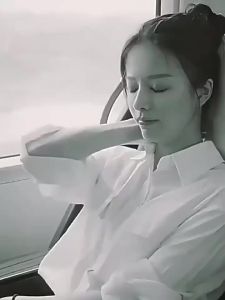 Vận chuyển từ Trung Quốc [2025] Gấu Aike mới đa chức năng U Đệm massage mẫu đèn đỏ massage rung búa vai áo massage cổ 317