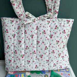 กระเป๋านุ่มนิ่มน่ารักใส่โน๊ตบุ๊ก ลายดอกไม้สีขาว💻🌼✨