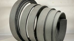 ผ้าเบรคม้วน กว้าง 2 1/2 นิ้ว หนา 1/4 5/16 และ 3/8 ยาว 8 เมตร คุณภาพดี ทนความร้อน ดัดโค้งได้ง่าย