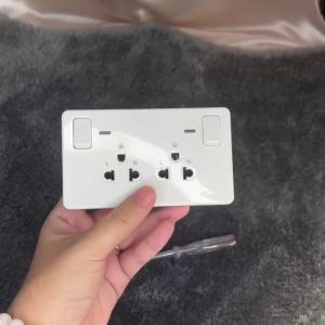 เต้ารับ3ขาคู่ สีขาว ปลั๊กกราวด์คู่ มีกราวด์ ควบคุมด้วยสวิตช์ มีม่านนิรภัย พร้อมไฟสัญญาณ 16 A 250 V