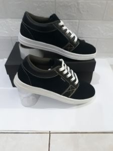 sepatu snrakers pria