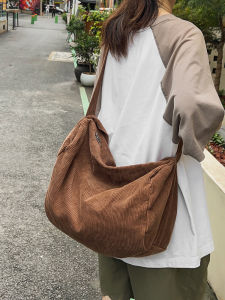 Retro ผ้าลูกฟูก กระเป๋าสะพาย ผู้หญิง กระเป๋าสะพายข้างความจุขนาดใหญ่ ศิลปะ สไตล์ขี้เกียจ ลำลอง หลากหลาย การแข่งขันรายวัน