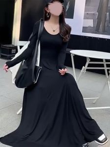 ชุดเดรสยาวแขนยาวสีดำเรียบง่าย กระโปรงทรงเอ คอต่ำ ชุดชั้นในคอตตอนฟอกสี กระโปรงยาวคลุมเข่า แฟชั่นฤดูใบไม้ร่วง