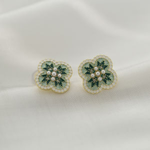 Retro Court Style Floral Earrings Unique No Piercing Required Luxury Feel Clip-Ons for Women Fashionable Alloy And Gemstone