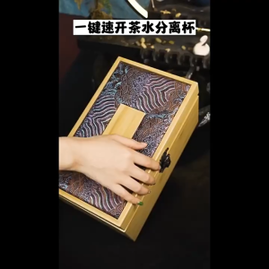 🏷️ 商品标题 Cawan Kaca Butang Buka Satu Tangan - 一键开盖茶水分离玻璃杯 - One-Button Tea Infuser Glass Bottle