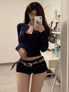 กางเกงขาสั้นผ้ายีนส์เอวต่ำสไตล์อเมริกันสำหรับผู้หญิง กางเกงขาสั้นทรงเข้ารูปสีดำเซ็กซี่ กางเกงขายาวทรงเข้ารูปสำหรับฤดูร้อน