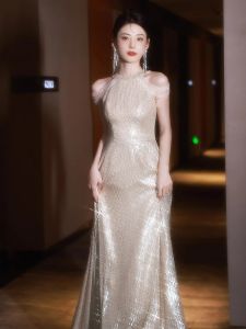 ชุดราตรีสุดหรูหราพร้อมสายรัดคอสำหรับผู้หญิง ชุดราตรีสุดหรูหราสีชมพูชampaign แขนกุด กระโปรงยาว ชุดราตรีสุดหรูหาระดับไฮเอนด์