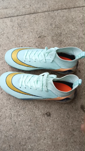 รองเท้าฟุตบอลสไตล์ใหม่ รองเท้าฟุตบอลมืออาชีพกลางแจ้ง รองเท้าสตั๊ด New style FG Outdoors Soccer Shoes  Football Boots  Football Shoes หุ้มข้อ football shoes กีฬา ออกกำลังกาย Sport