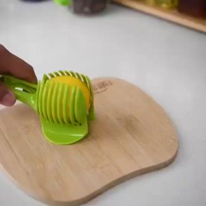 เครื่องสำอางที่หั่นผักผล มีอุปกรณ์สำหรับหั่นมะนาว และมะเขือเทศ ด้ามถือ สีเขียว