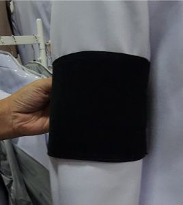 ปลอก แขน ดำ แบบ ปรับ ระดับ ได้ ไม่รัดเหมือนปลอกแขนยางยืดไม่ทำให้เสื้อย่น