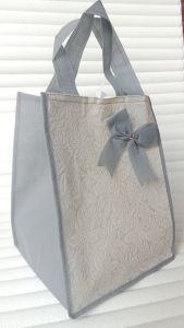 Tas Hajatan Spunbond Tebal Pita Embos Ukuran 20 cm isi 12 pcs