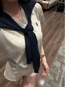 เสื้อสเวตเตอร์คอวีแขนสั้นผู้หญิงสไตล์เกาหลี ทรงสลิมฟิต ลำลอง ฤดูใบไม้ผลิและฤดูใบไม้ร่วง เสื้อคลุมแบบสวมหัว