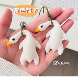 Color Changing Barbecue Duck Keychain Creative UV Radiation Sand Sculpture Swinging Duck Pendant Cute Festive Gift Pet Series