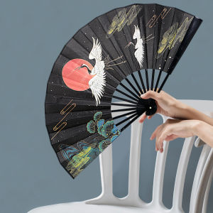 พัด นกเขียนบนท้องฟ้าเหนือเมฆ พัดจีน ขนาดใหญ่13นิ้ว พัดจีนโบราณ สีดำผ้าไหม พัดลมมือพกพา พัดลมพกพา ตกแต่งบ้าน