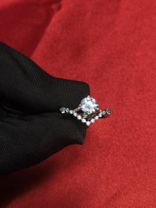 Diamcity: Desain Elegan & Cincin Wanita Moissanite Dapat Diatur