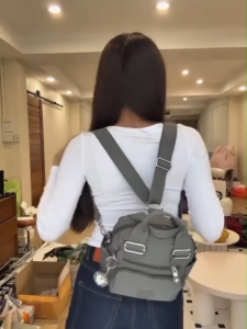 Lingky กระเป๋าแบบ 3in1 เป็นทั้งกระเป๋าถือ+สะพาย+เป้ เป็นผ้าร่มแบบ upgrade ฐาน 8" มี 4 ซิป+2 ช่องด้านข้าง (LC-1602)