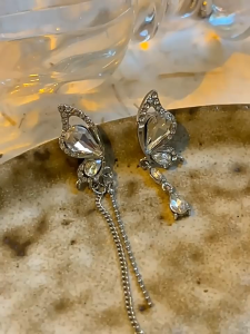 Anting kupu-kupu asimetris mewah yang dapat diakses desain gaya FashionNiche anting bertabur zirkon anting gaya keren untuk wanita