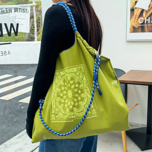 กระเป๋าสะพายไหล่แบบถือได้ขนาดใหญ่ปักลายสไตล์ญี่ปุ่น หนังนิ่ม กระเป๋าสะพายข้างสำหรับเดินทางในฤดูใบไม้ร่วงและฤดูหนาว กระเป๋าถือแบบลำลอง