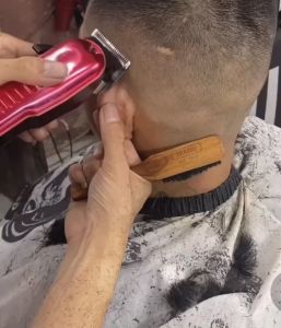 Pro Barber Tông đơ cắt tóc cao cấp Pro Barber 8175 Lưỡi titanium Lưỡi đơn 2 màu đen đỏ Kích thước 18x4x3.5 cm Pin 2200mAh Dùng 2.5h liên tục