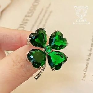 Ghim cài áo nữ hình cỏ bốn lá trâm cài đính đá xanh phong cách thanh lịch phụ kiện trang sức Cloe Accessories 5263