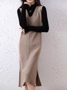 เสื้อกั๊กขนแกะคอวีความยาวปานกลางใส่ช่วงฤดูใบไม้ร่วงและฤดูหนาวสำหรับผู้หญิงเดรสไหมพรมแขนกุดสวมหัวชุดสองชิ้นเสื้อกั๊กผ้าถักใส่ด้านในยาวเลยเข่า