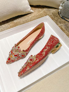 รองเท้าแต่งงานสีแดงสำหรับผู้หญิง รองเท้าแต่งงานแบบสองชุด รองเท้าแตะส้นหนา พื้นแบน ไม่ลื่น รองเท้าแต่งงานฤดูใบไม้ผลิปี 2024 รองเท้าแต่งงานแบบสวมสบายสำหรับคู่รัก