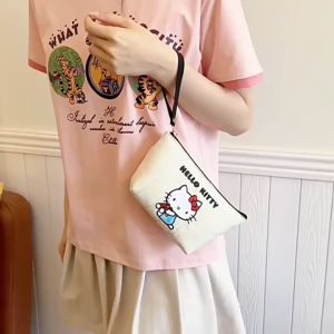 🌻 กระเป๋าใส่เครื่องสำอางค์ Sanrio ผ้าร่มนวมนุ่ม Fluffy ทรงเหลี่ยมคางหมู มีสายคล้องมือ ขนาด 22×12×8 cm