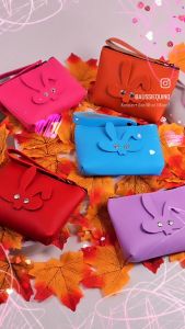 กระเป๋าใส่เหรียญหนัง. กระเป๋าสตางค์สไตล์เกาหลี. ขนาดเล็ก มีซิปปิดพร้อมห่วงคล้องมือ ลายนูน - ตัวละครกระต่ายกระต่าย มีสีมากมาย เหมาะสำหรับกระเป๋าถือหรือถุงช้อปปิ้ง โน้ตพับ การ์ดร้านค้า ลิปสติก หูฟัง เหมาะสำหรับเป็นของขวัญหรือกระเป๋าใส่เหรี