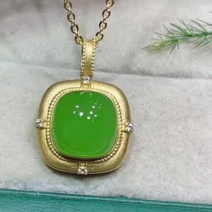 Montagne Jewelry 18k Pure Gold necklace for women Elegant Design Diamond Inset Fine Jewelry Natural 10x10mm Green Jade Pendant Necklace