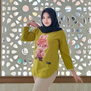 Kaos Wanita Oval Motif Labubu Kain Katun Combad Adem