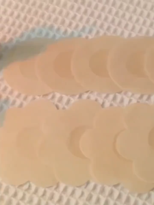 100PCS Disposable Invisible Nipple Covers For Men And Women Skin-Friendly Non-Woven Fabric Highly Adhesive Non-Bra-Like Lifting Comfortable Breathable Ultra-Thin And Prevents Nipple Protrusion.