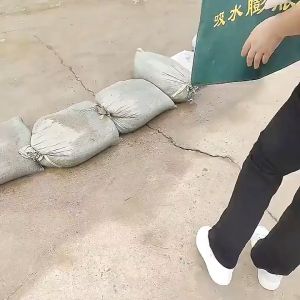 6pcs flood control bags waterproof barrier canvas bags sand-free water-absorbing air-filled bags solid thickened flood control embankment rainproof rainy season waterproof treatment suitable for home door garage and basement
