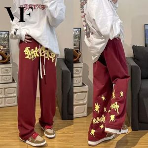 VFASION กางเกงผู้ชาย กางเกงวอร์มลำลอง การออกแบบตรงแบบอเมริกัน พิมพ์ตัวอักษรขนาดใหญ่ กางเกงดาว ใส่สบาย สไตล์เกาหลี