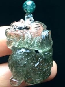 จี้คิรินผีสีเขียวบริสุทธิ์ธรรมชาติร่างสีขาวบริสุทธิ์คริสตัลโปร่งใสKiriin เป็นสัตว์ร้ายพลังจิตอันศักดิ์สิทธิ์! สามารถปัดปิดความชั่วร้ายและสามารถดึงดูดความมั่งคั่งสามัคคีในครอบครัวอาชีพที่ประสบความสำเร็จ! ขนาด: 31.6 2310มม.