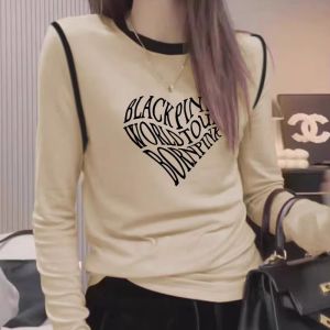 เสื้อยืดแขนยาวผู้หญิงฤดูใบไม้ร่วง/ฤดูหนาว ดีไซน์ไหล่สีตัดกัน ขนแกะ ทรงสลิมฟิต พิมพ์ลายผีเสื้อ เสื้อชั้นในสุดเท่