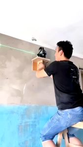 Giá treo máy laser thế hệ mới kèm thước đo giá treo gắn tường tiện lợi