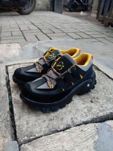 SEPATU SAFETY BOOTS PRIA WIRLO  AGLS UJUNG BESI