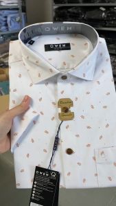 OWEN SALE -  Tay Ngắn Màu Trắng Dobby In Nâu  Họa Tiết Hoa Văn Form Body Fit Lai Ngang Chính Hãng