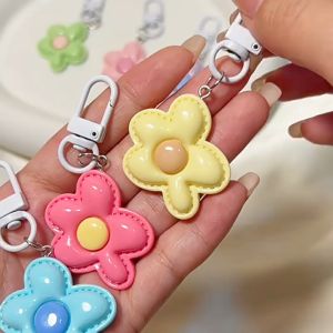 Khoá cài hoa cúc daisy flower tone màu pastel ngọt ngào xinh xắn gắn thú bông móc khoá handmade | XiaoXingYarn